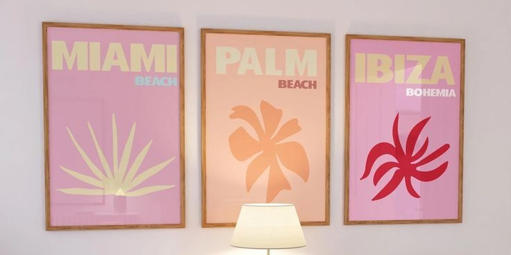 Trio d’affiches pastel aux couleurs vives représentant Miami Beach, Palm Beach et Ibiza Bohemia, parfaites pour une déco murale tendance.