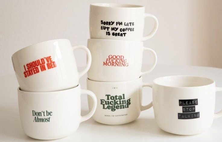 Mugs blancs avec citations humoristiques imprimées, parfaits pour les amateurs de café et d'objets déco fun.